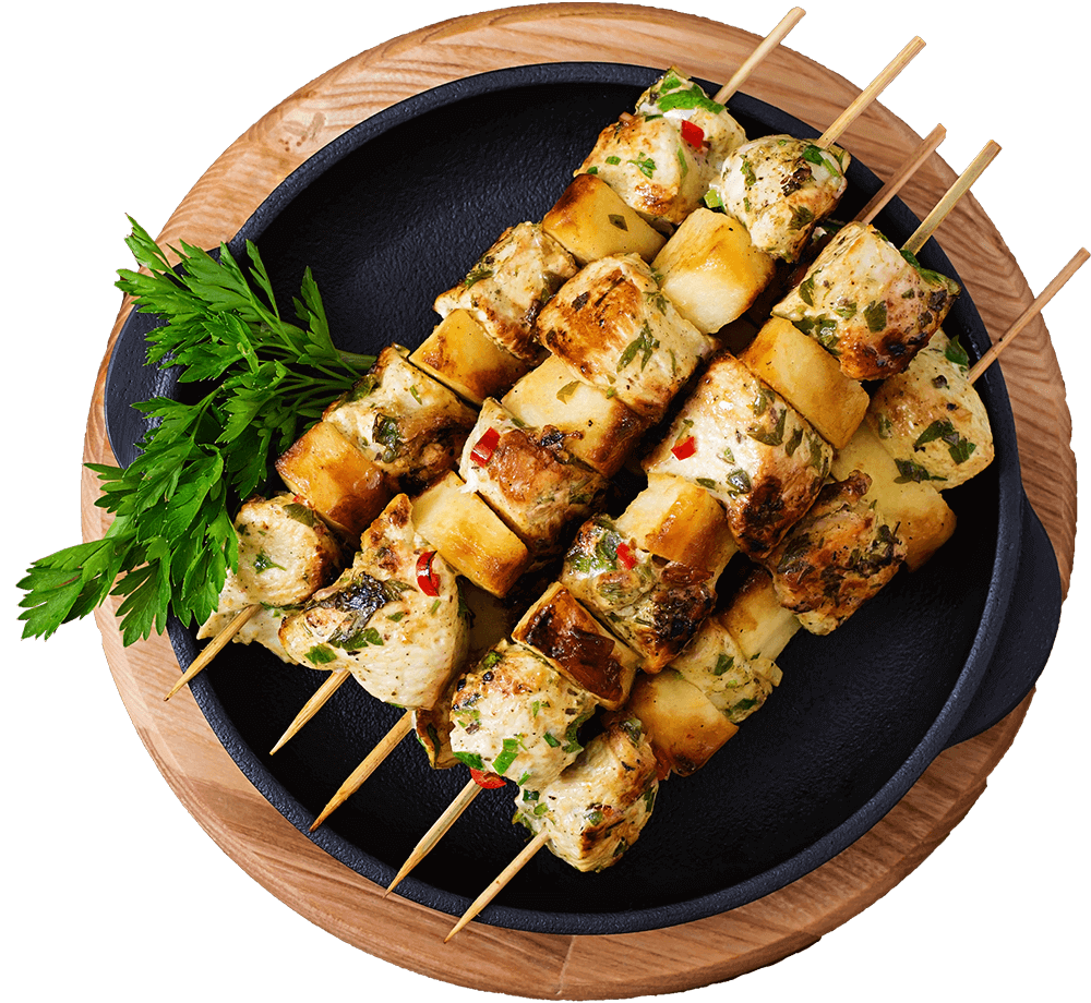 Ahşap tepsinde özel sunulan şiş kebap